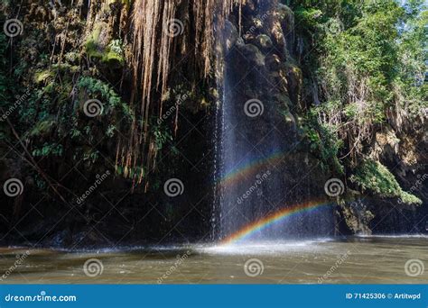 Arco Iris En La Cascada En Corriente Del Agua Que Lleva A Thi Lor Su