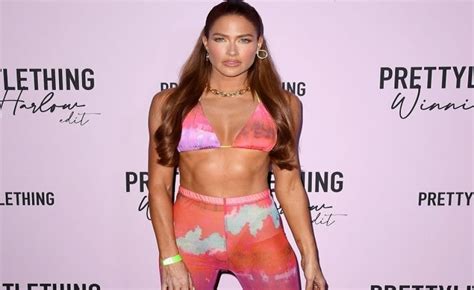 Ex WWE Star Kelly Kelly Rocks A Pink Bra In Lingerie Brand Event ...