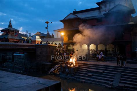 Incendio de cremación en el Templo Pashupatinath Katmandú Nepal