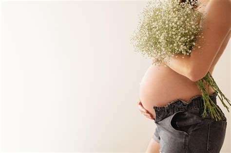 Premium Photo Cropped Shot Of Unrecognizable Naked Pregnant Woman Hiding Breast With Big