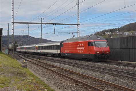 Re 460 012 8 durchfährt den Bahnhof Gelterkinden Bahnbilder de