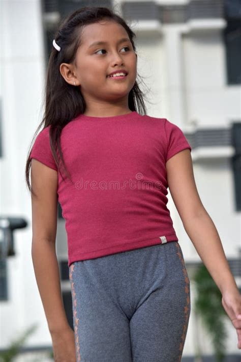 Glückliches Zierliches Filipina Juvenile Stockbild Bild von dünn