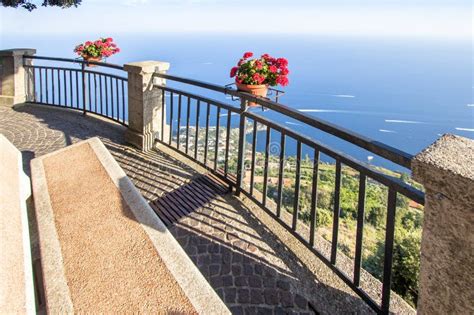 Flor En El Mirador De La Costa De Amalfi Italia Imagen De Archivo