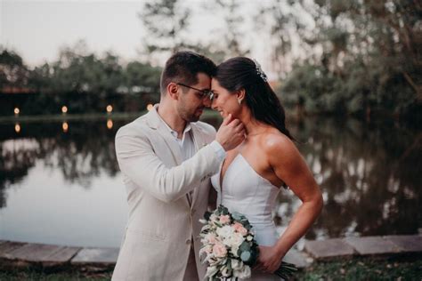 Noiva Escolhe Vestido Minimalista Perfeito Para Festa No Campo