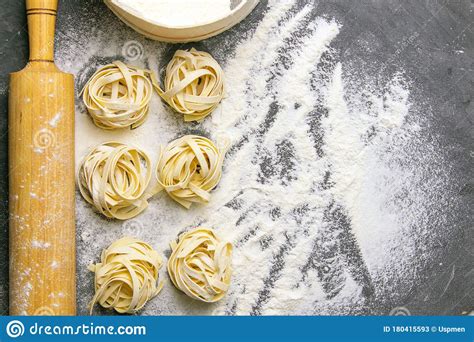 Variedad De Pastas Caseras Italianas Sin Cocer Spaghetti Y Tagliatelle