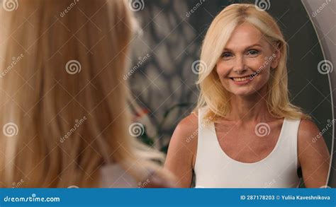 Belle Mature Caucasienne Vieille Femme Sourire Look Miroir Floue Reflet Dans La Salle De Bain