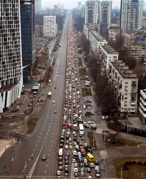 Другий рік війни в Україні затор на Берестейському проспекті 24 лютого 2022 року фото і