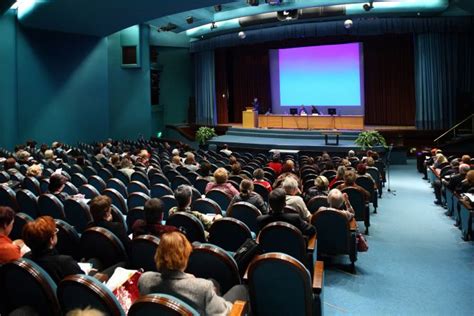 El Negocio De Las Conferencias Y De Impartir Conocimiento