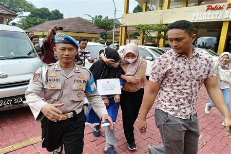 Selebgram Cantik Ditangkap Polisi Karena Promosikan Situs Judi Online