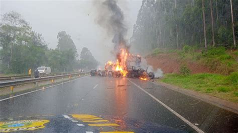 Incêndio toma conta de caminhão carregado bobinas de papel na BR