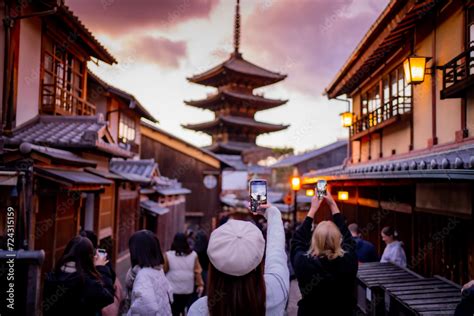 Foto De Yasaka Pagoda View And Hokan Ji Temple From Yasaka Dori Street