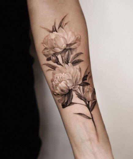 Tatouage pivoine : 70 idées et inspirations en photo | 2025