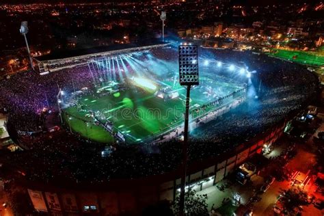 Lanzamiento A Reo Del Estadio De Toumba Por Completo De Los Fans Del