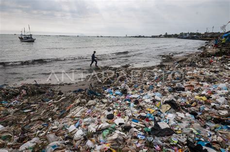 SAMPAH DI PESISIR PANTAI ANTARA Foto