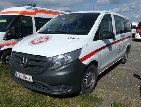 Man Tge Von Euroambulance Innsbruck Gesehen Auf Dem Parkplatz Der