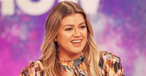 Kelly Clarkson Gives No Online Clues To More Heartbreak Despite Suing