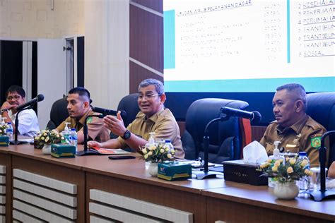 Galeri Foto Sekda Wiriya Alrahman Memimpin Rapat Koordinasi Rakor