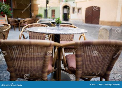 Cadeiras E Tabelas Vazias Do Rattan Fora De Um Restaurante Da Rua Na