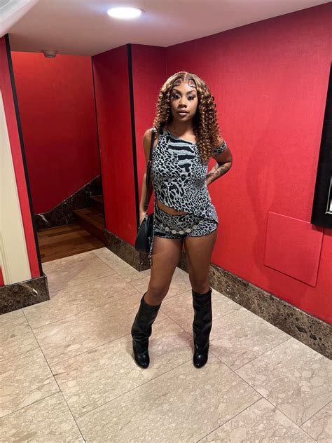 Kedda🌸 | Went to see the girls last night #joselinescabaret 🖤🖤🖤 Skirt