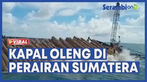 Video Rekaman Detik Detik Kapal Bermuatan Kayu Oleng Di Perairan