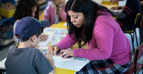 Mira los mejores saludos mensajes y frases por el Día del Maestro en