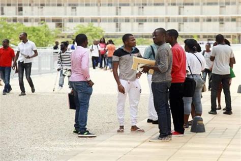 Estudantes Angolanos Contestam A Exig Ncia Da M Dia Para A Forma O