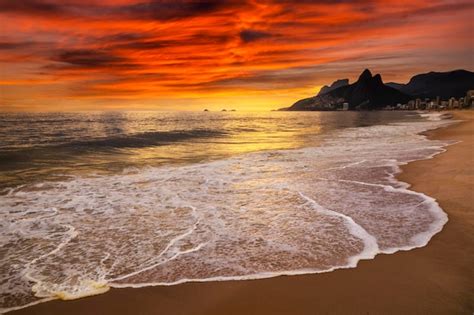 Atardecer En El Oc Ano En La Playa De Ipanema De R O De Janeiro Brasil