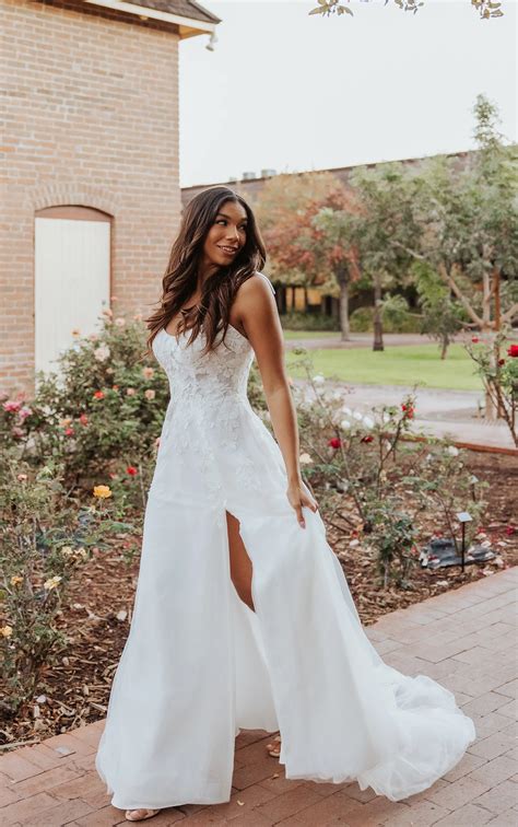 Floral Lace Fashion-forward A-line Wedding Dress with Pockets