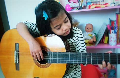 How to teach young kids to play Guitar - ARCOIRISDELAMUSICA