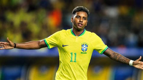 Alvo de ataques racistas após discussão Messi jogador Rodrygo se