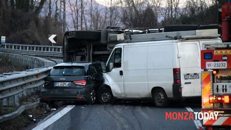 Incidente Sulla Valassina Camion Cisterna Si Ribalta Bloccata La