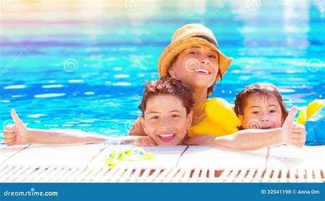 Familia Feliz En La Piscina Foto De Archivo Imagen De Cabritos