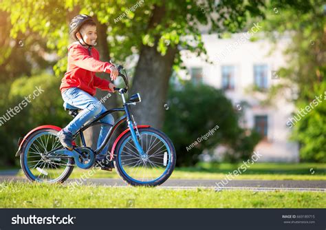 33972 Imágenes De Niño Manejando Bicicleta Imágenes Fotos Y