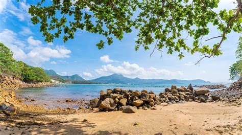 Vista panorâmica da ilha costeira con dao de cima ondas litoral céu