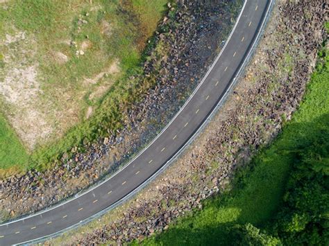 Vista Superior De Una Carretera De Asfalto Sinuosa Vac A Con Rboles