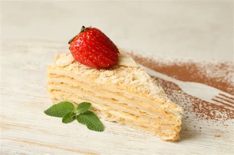 Tablero con trozo de tarta de napoleón con fresa Foto Premium