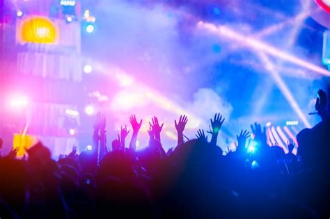 Siluetas De Banda De Rock En El Escenario En El Concierto Foto Gratis