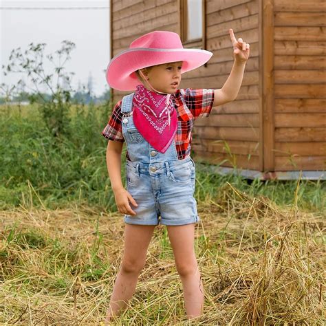 12 Pink Cowboy Hats And Bandanas Set Western Cowgirl Party Costume Accessories