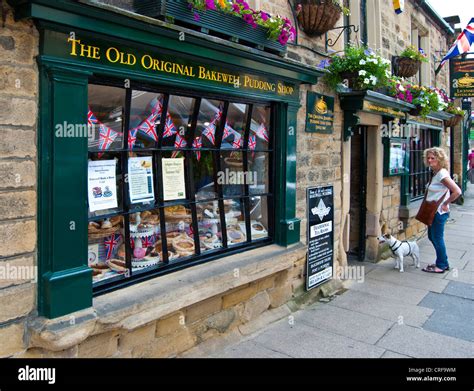 The Old Original Bakewell Pudding Shop, Bakewell Stock Photo - Alamy