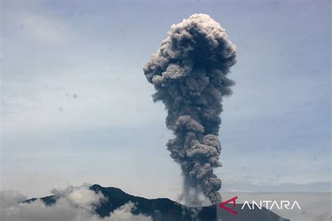 Status Waspada Badan Geologi Larang Pendakian Gunung Marapi Saat Libur