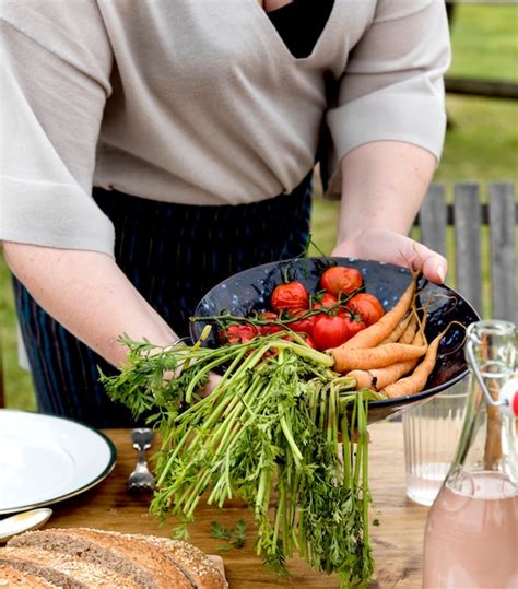 photo woman preparing table dinner concept