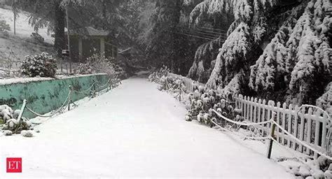 Himachal Pradesh Manali Kufri Get Season S First Snowfall Tourists