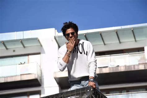 Pathaan TV Premiere Shah Rukh Khan Greets Excited Fans Outside Mannat