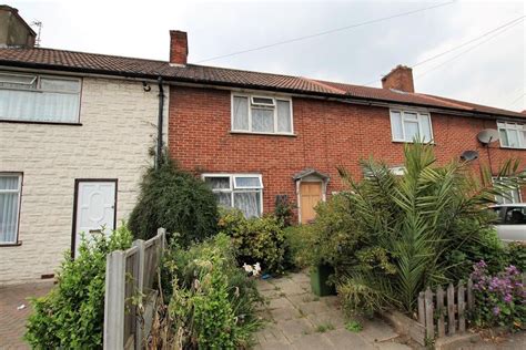 3 Bed Terraced House For Sale In Porters Avenue Dagenham Essex Rm8