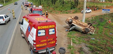 Carro Capota Atinge Poste Na BR 080 No DF E Passageira Morre