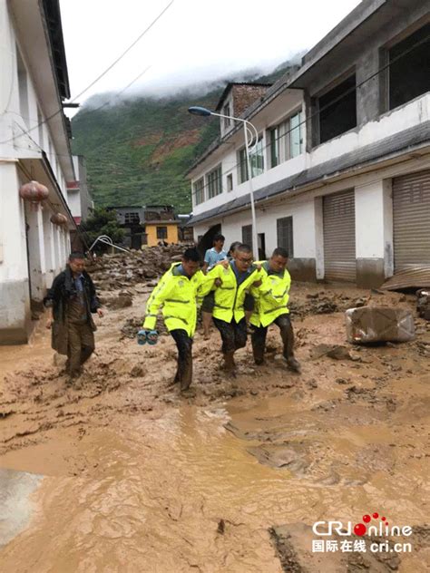 雅安市汉源县大树镇突发泥石流 基层民警全力救援群众 国际在线