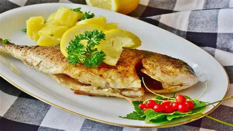 Pesce Al Forno Con Limone Perfetto Da Servire Con Patate Al Forno