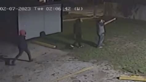 Video Repairman On Roof Fends Off Armed Robbers With Tool Bag