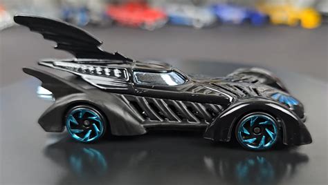 Машинка Базова Hot Wheels Batman Forever Batmobile Treasure Hunts Batman 1 64 HTF19 Black