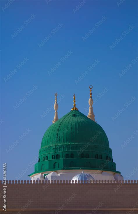 Foto De View Of Green Dome Of Nabawi Mosque In The Morning During